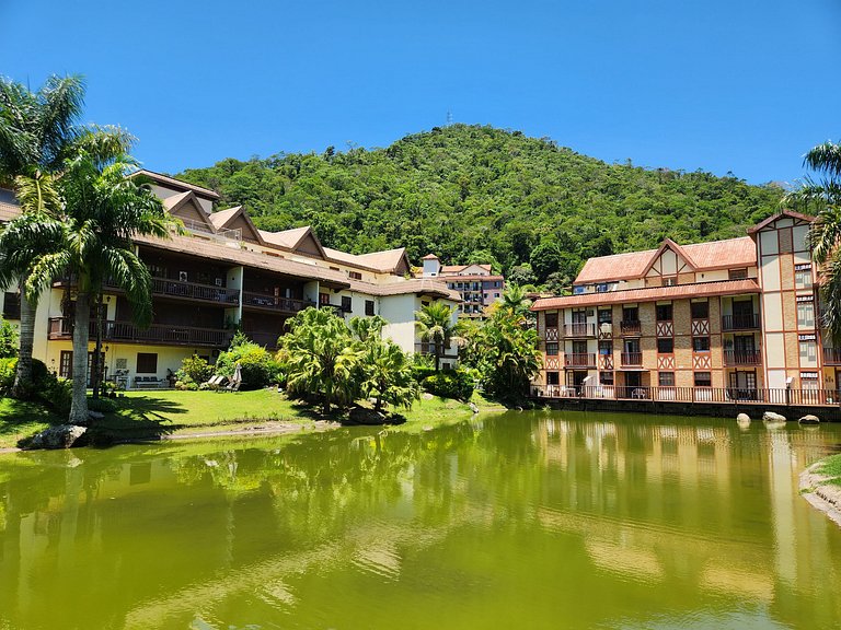 Apto. do Lago com jardim, condomínio completo