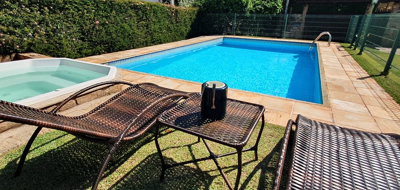 Casa Família em Itaipava, piscina cercada, hidro