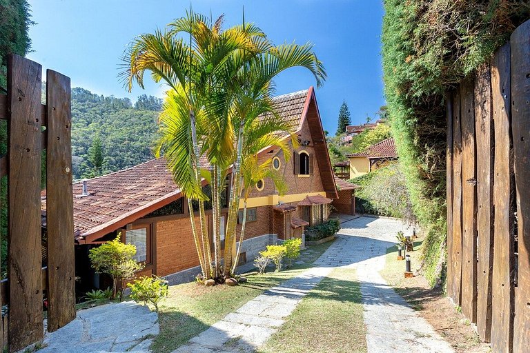 Casa Serrana, 4 quartos, piscina, área gourmet em Itaipava